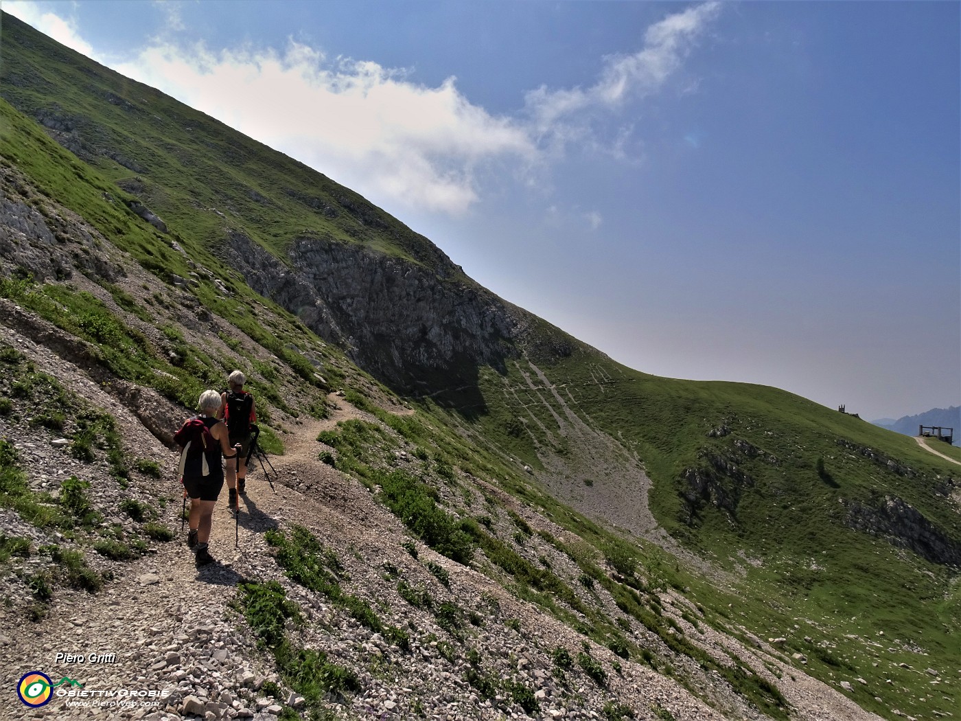 21 Io salgo da Capanna 2000, le signore scendono al rifugio, ....parliamo di fiori e di montagna .JPG
